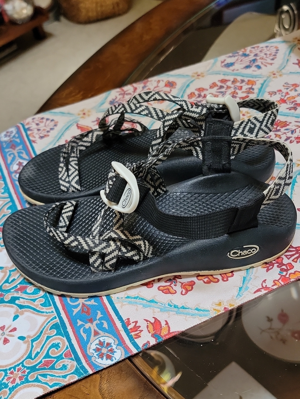 Women's Chaco Black And Cream Patterned Strap Sport Sandals 7 Wide
